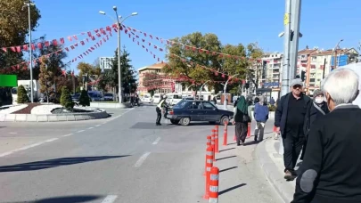Afyonkarahisar'da yolun ortasında kalan otomobili kadın polis tek başına ittirerek çalıştırdı