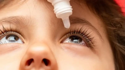 Çocuklarda Göz Damlası Nasıl Damlatılmalı? Uzmandan Etkili ve Pratik Yöntemler