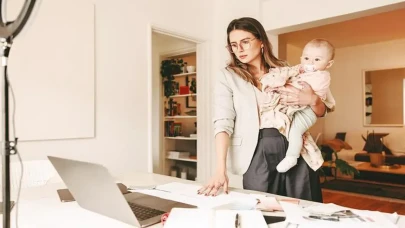 Annelere 12 Ay Ücretli İzin Geliyor! Düzenleme 2025’te Mi Başlayacak?