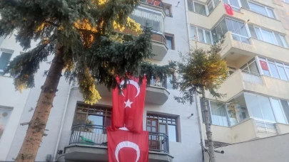 Eskişehir'de Her Köşe Başında 'Bayrak Güzelliği! Şehir Resmen Kırmızı Beyaza Boyandı!