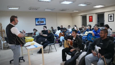 Tepebaşı’nda Gençler Ücretsiz Gitar ve Bağlama Eğitimi Alıyor