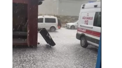 Bir Anda Bastırdı! Eskişehir’de Dolu Yağışı Sokakları Beyaza Bürüdü