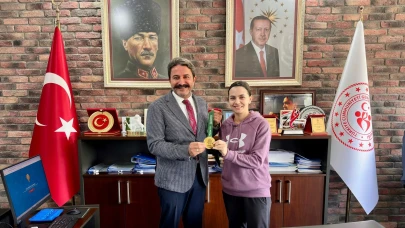 Altın Madalya ile Döndü, İlk Tebrik Eskişehir Gençlik Spor İl Müdürü’nden Geldi