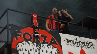 Eskişehirspor maçında sürpriz evlilik teklifi!