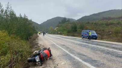 Direksiyon hakimiyetini kaybeden motorsiklet sürücüsü yaralandı
