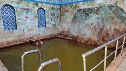 O Köydeki Şifa Hamamı, Havuzundaki Devasa Kaya ile İlgi Odağı Oldu