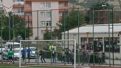 Futbol oyuncusunun bıçakla taraftarın üzerine yürüdüğü iddiası