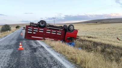 Afyonkarahisar’da Kamyonet Devrildi: 3 Kişi Yaralandı