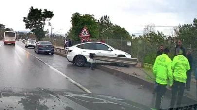 Eskişehir’de Lüks Araç Islak Zeminde Bariyere Saplandı