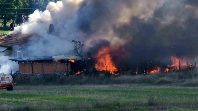 Kütahya’daki yangında bir odunluk, traktör ve motosiklet tamamen yandı