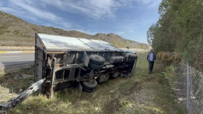 Eskişehir’de direksiyonu kilitlenen kamyonet şarampole yuvarlandı