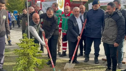 Tunçbilek’te Milli Ağaçlandırma Günü'nde 2 bin adet karaçam fidanı dikildi