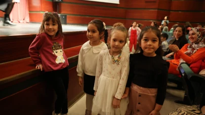 Çocuklar sahnede parladı: Eskişehir’de Dünya Çocuk Hakları için müzik ve dans şöleni