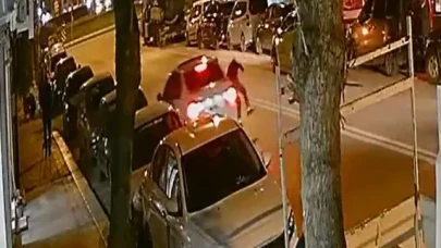 Ters şeritten gelen otomobil 68 yaşındaki yayaya çarptı: 1 yaralı