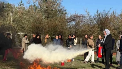 Öğrenci yurdu personeline uygulamalı yangın eğitimi verildi