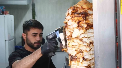 1 kiloluk tavuk dürümü 150 TL’ye satan esnaf taleplere yetişemiyor