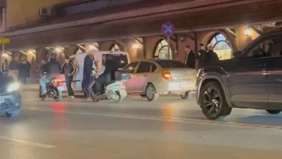 Yolunda ilerleyen araca çarpıp sürücüsünün üzerine yürüdüler