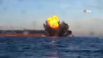 Kocaeli açıklarında vurulan geminin isabet aldığı anın görüntüleri çıktı