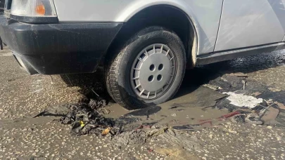 Esnaf şikayetini anlatırken araç çukurdan geçti, herkes ıslandı