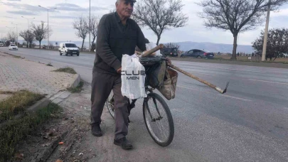 84 yaşındaki Kamil Köprülü pedal çevirerek geçimini sağlıyor