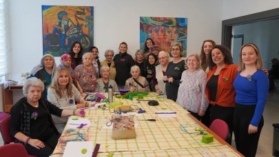 Kadın dayanışmasının sembolü bu broşlar