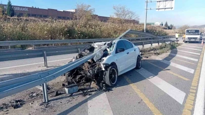 Otomobil bariyerlere çarptı; 6 kişi yaralandı