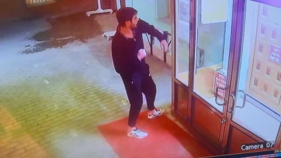 Cami kapısını yumruklayan şahsın saldırı anları güvenlik kamerasına yansıdı