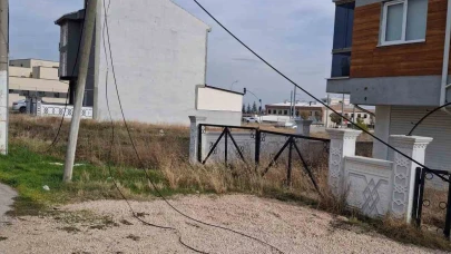 Devrilen direkteki kablolar risk oluşturuyor