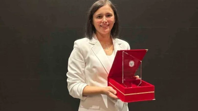 Anadolu Üniversitesi’nden Doç. Dr. Ulviye Acar Çevik’e TEB Eczacılık Akademisi Ödülü