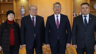 Kütahya'da Emekli Müdür Ahmet Urfalı eserlerini Rektör Kızıltoprak’a takdim etti