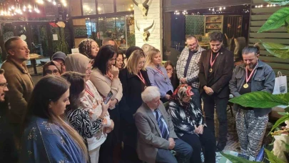 Yıllar Sonra Gelen Sürpriz: Eski Öğrencilerinden Emekli Öğretmene Duygusal Kutlama