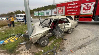 Otomobilin yandan çarptığı araçtaki 2 kişi ağır yaralı