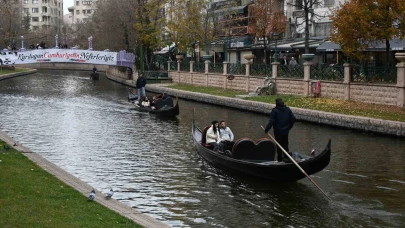 Eskişehir’de Turistler Soğuk Havaya Rağmen Gondol Keyfi Yaptılar