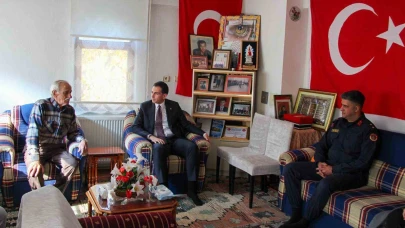 Kaymakam Atam, şehit Yüksel Arık’ın kabrini ve şehidin ailesini ziyaret etti