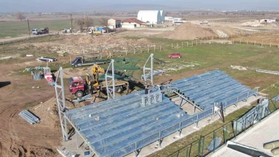 İnönü Spor Kompleksi’ne modern çelik tribünler yerleştirilmeye başlandı