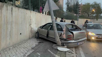 Eskişehir'de kaza! Direğe çarpan araç hurdaya döndü