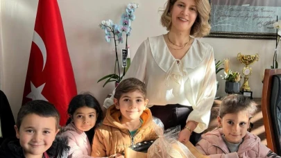 Anaokulu öğrencileri hazırladıkları ekmekleri İlçe Milli Eğitim Müdürü'ne hediye etti