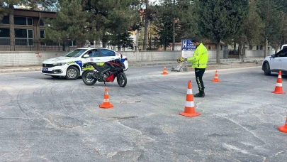 Tavşanlı’da motosiklet ile otomobil çarpıştı: Sürücü hastaneye götürüldü