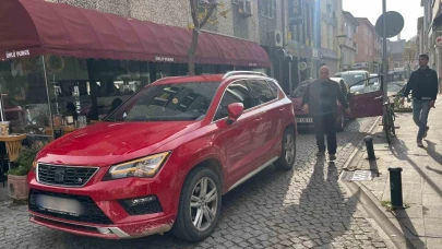 İstiklal Mahallesi’nde yol ortasında otomobilini bırakıp işlerini halletmeye gitti