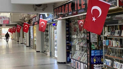 Taşbaşı Çarşısı’nda bayraklı 10 Kasım manzarası