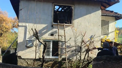 Tavşanlı’da 2 katlı ahşap evde yangın paniği