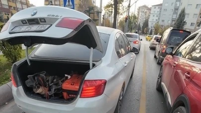 Bagajı açık kalan aracın imdadına motosikletli yetişti