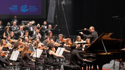 EBB Senfoni Orkestrası ve Cem Babacan Ayakta Alkışlandı