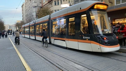 Eskişehir’de  Tramvay Seferleri Aksadı,  Duraklarda Yoğunluk Oluştu