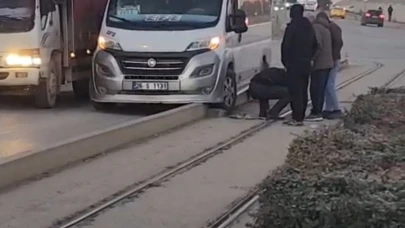 Şehir Hastanesi Durağında Minibüs Tramvay Hattına Girdi, Seferler Aksadı
