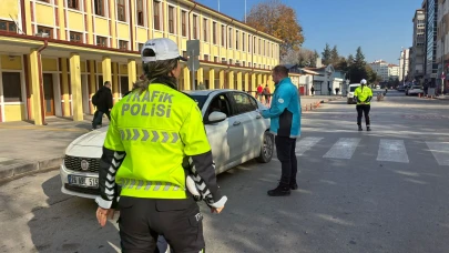 Eskişehir’de “Yaşama Yol Ver” Broşürleri Sürücülere Dağıtıldı