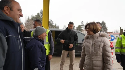 Başkan Ünlüce Karla Mücadele Ekipleriyle Bir Araya Geldi