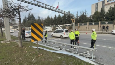 Damperi açık tır PTS direğini devirdi: Facia kıl payı atlatıldı