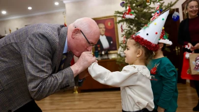 Miniklerden Başkan Kazım Kurt’a Yeni Yıl Sürprizi