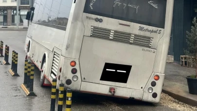 Eskişehir'de Çukur Kazaya Davetiye Çıkardı: Minibüs Az Kalsın Devriliyordu